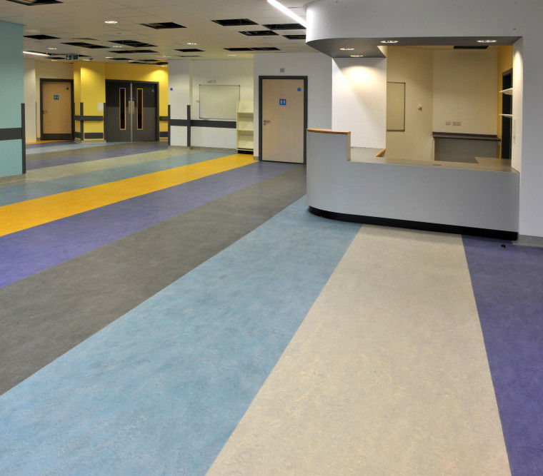 Pavimenti in linoleum a foglio aeroportuale olio di lino / rosina rivestito pavimenti in lino grigio