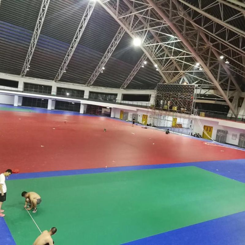 Installazione di relle in PVC 6 mm per pavimenti per tappeti da badminton per sport