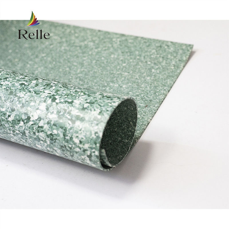 Pavimenti in vinile colorato in commercio con spessore 2-4 mm e calcare interno